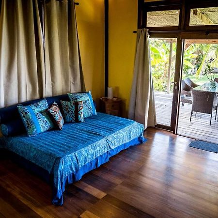 Bora Bora Waterfront Sunrise Villa Exterior photo